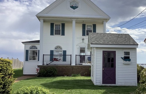 Hampton House | HAMPTON BEACH OCEANFRONT HOME SITUATED ON GREAT BOARS HEAD