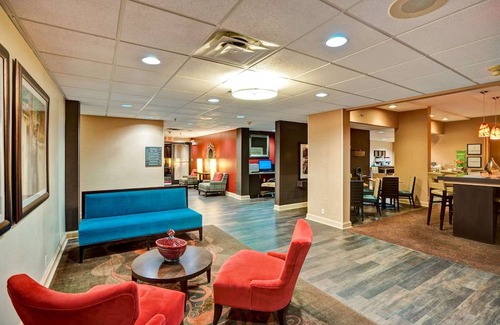 Kingmont Hotel | Hampton Inn Fairmont