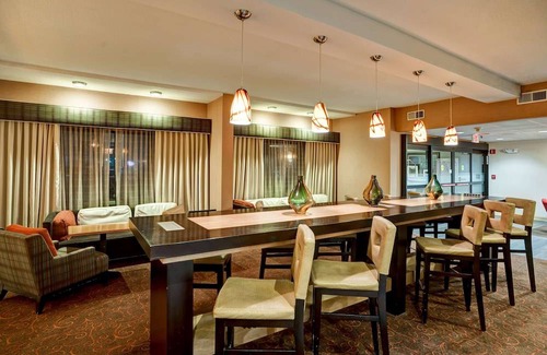 Kingmont Hotel | Hampton Inn Fairmont