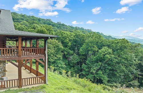 Maggie Valley House | High Hopes-3 bedroom, 3.5 Bath, Sleeps 9, Strong Internet