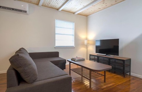 Greenway Plaza-Upper Kirby Apartment | Historic Montrose Building w/Netflix and Parking
