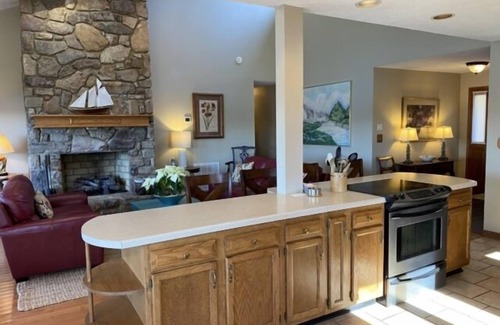 Moneta House | Hot Tub, Wifi, Pool Table & Air Hockey, Swimming Pool, Flat Lot, Incredible View.