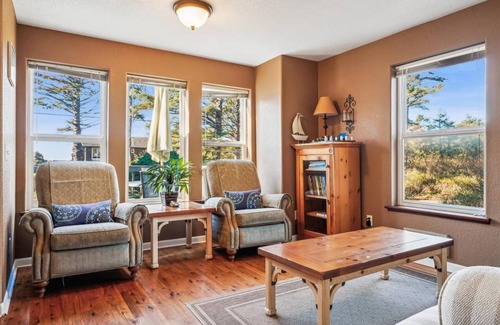 Downtown Cannon Beach House | House ∙ 5 bedrooms ∙ 12 guests