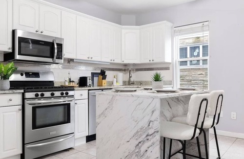 East Somerville Apartment | HUGE 3-bedroom apartment with parking in cool Somerville