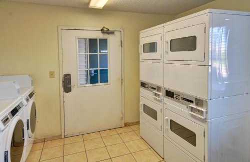 Southbelt/Ellington Hotel | InTown Suites Extended Stay Houston TX - Hobby Airport