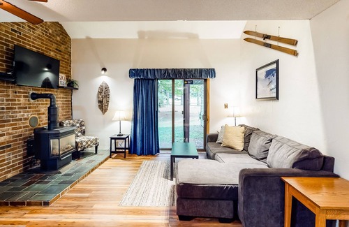 Bartlett Condo | Inviting Two-Story Condo w/Shared Indoor Pool, Game Room, & Mountain Views