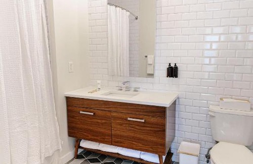 Central Business District Apartment | Kislak 306 Luxurious 1BR in Heart of Downtown