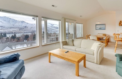 Chelan Condo | Lake-view condo with pool & hot tub - across street from lake access