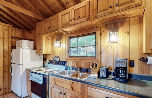 South Hero Cabin | Lakefront dog-friendly cabin & cottage with kayaks, grill, washer/dryer
