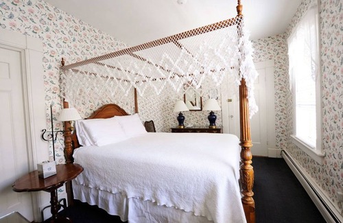Nantucket Town House | Languedoc Inn & 3 Hussey St Guest House
