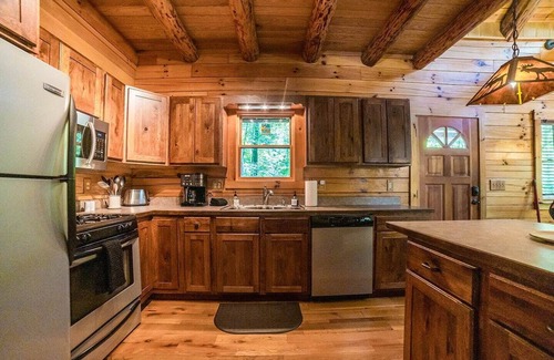 Laurelville Cabin | LUXE ONE | RED WOLF FALLS*HOCKING HILLS*CLOSE TO EVERYTHING-TRAILS,HOT TUB,SAUNA,FIREPLACE,GAME ROOM