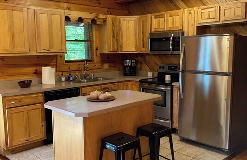 Laurelville Cabin | LUXE TWO | ANTLER'S GROVE *HOCKING HILLS* CLOSE TO EVERYTHING! HOT TUB, FIREPLACE,GAME ROOM,FIRE PIT