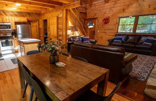 Laurelville Cabin | LUXE TWO | ANTLER'S GROVE *HOCKING HILLS* CLOSE TO EVERYTHING! HOT TUB, FIREPLACE,GAME ROOM,FIRE PIT