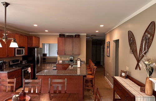 Lincoln House | Luxury Loon Townhouse, Pool & Spa Access, sleeps 12, 2 levels!