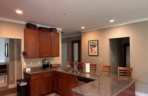Lincoln House | Luxury Loon Townhouse, Pool & Spa Access, sleeps 12, 2 levels!