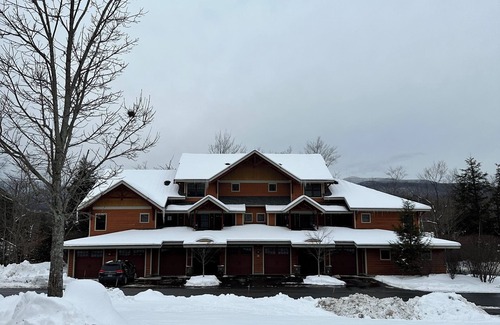 Lincoln House | Luxury Loon Townhouse, Pool & Spa Access, sleeps 12, 2 levels!