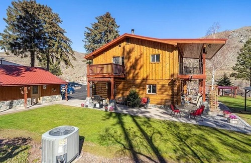 Pateros House | Luxury Methow River Retreat