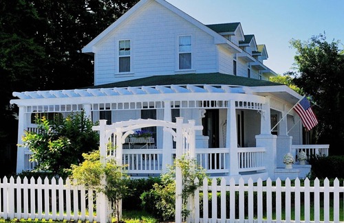 Historic Downtown Manteo Cottage | Magnolia Cottage exquisite private cottage in heart of Old Town Manteo!