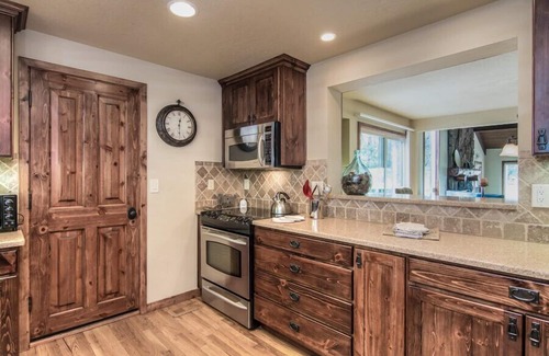 Sunriver House | Meadows Retreat with A/C, BBQ & Golf Views