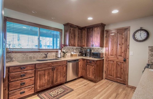 Sunriver House | Meadows Retreat with A/C, BBQ & Golf Views