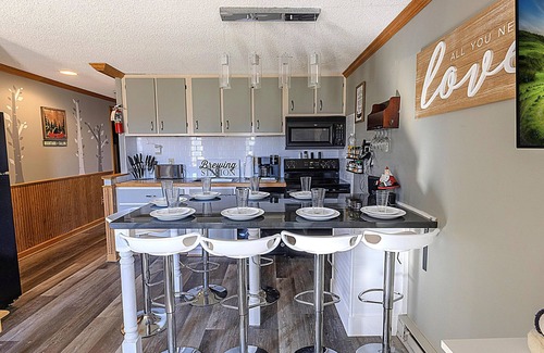 Snowshoe Condo | ML 125 - Winter Warmth | Modern Hideaway & Easy Bllhooter Access