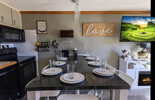 Snowshoe Condo | ML 125 - Winter Warmth | Modern Hideaway & Easy Bllhooter Access