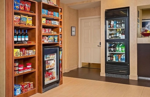 Charleston Apartment | Modern Convenience Meets Comfort in Charleston! Pool, Pets are Allowed Here