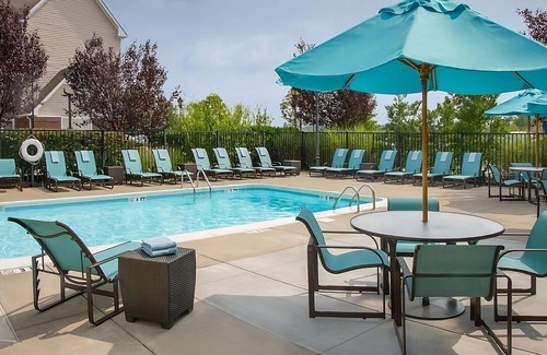 Charleston Apartment | Modern Convenience Meets Comfort in Charleston! Pool, Pets are Allowed Here