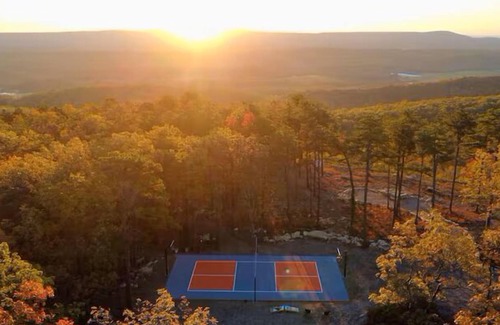 Berkeley Springs House | Monte Vista-Golf~EV Charger~Pickle Ball Court!