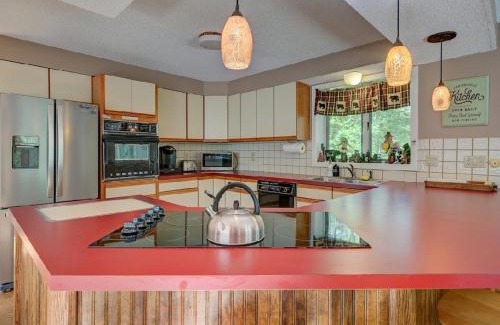 Eidelweiss Village House | Mountain and Lake Getaway