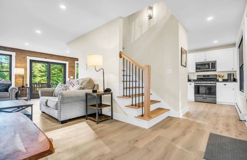 Bethel House | New Lux Chalet! Game Rm! Hot Tub! Views! Sleeps 12
