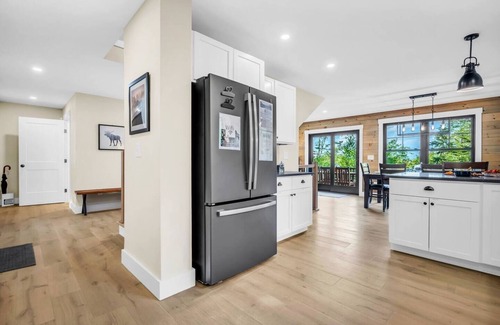 Bethel House | New Lux Chalet! Game Rm! Hot Tub! Views! Sleeps 12