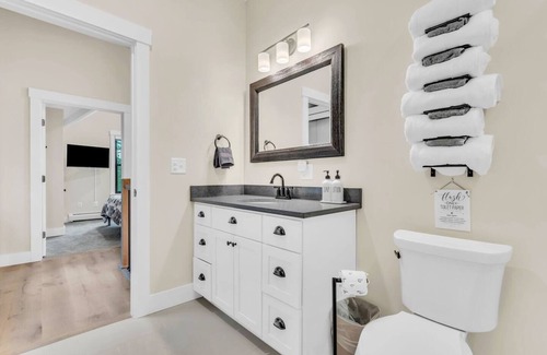 Bethel House | New Lux Chalet! Game Rm! Hot Tub! Views! Sleeps 12