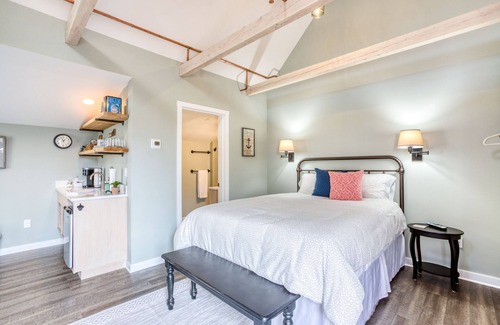 Seaside House | Newly Remodeled Inn Studios and Suite Near the Beach!