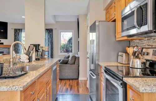 West Hartford Condo | Next to Golf, Walk to Club - Lakeland Village 5B