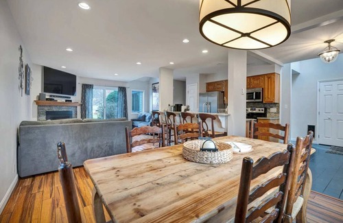 West Hartford Condo | Next to Golf, Walk to Club - Lakeland Village 5B
