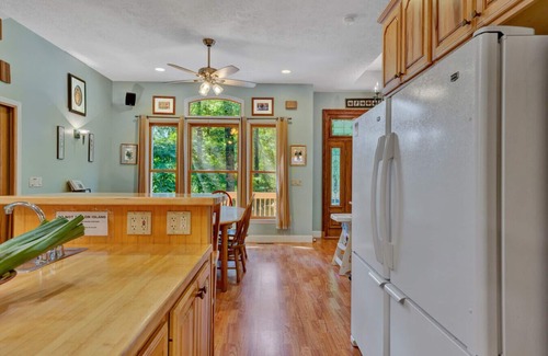 Westlake Corner House | O'Neill's Getaway - Sleeps 14! Pet-Friendly - Meditation Garden - Pool Table