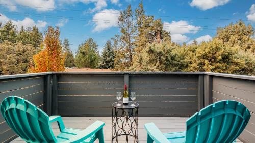 Larkspur House | Old Mill Getaway by AvantStay Private Backyard w Hot Tub