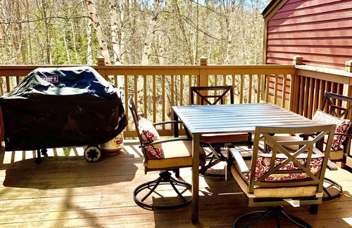 West Dover Condo | Perfect for family getaway, across from Mount Snow Mountain- Sleeps up to 12!
