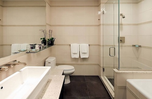 Rose Hill Hotel | Perfectly Located to Everything! Rooftop Pool, Restaurant and Bar, Pet-friendly!