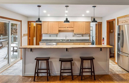 Quechee House | Pet-Friendly! Hot Tub - Marsh Family Road Retreat