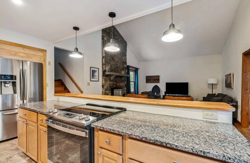Quechee House | Pet-Friendly! Hot Tub - Marsh Family Road Retreat