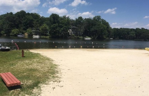 Lake Barcroft Resort | Private room ∙ 1 guest