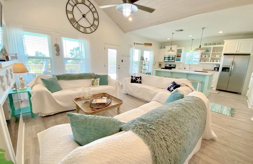 Crystal Beach House | READER'S RETREAT - Close to the beach, great outdoor space with bar