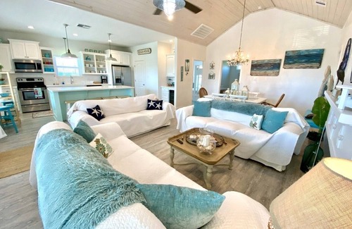 Crystal Beach House | READER'S RETREAT - Close to the beach, great outdoor space with bar