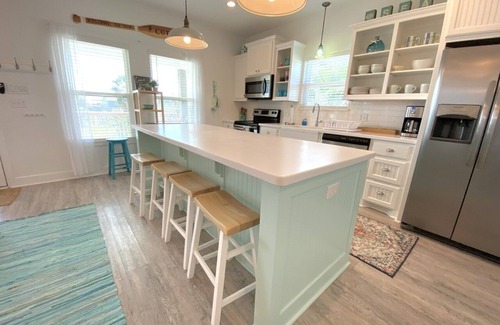 Crystal Beach House | READER'S RETREAT - Close to the beach, great outdoor space with bar