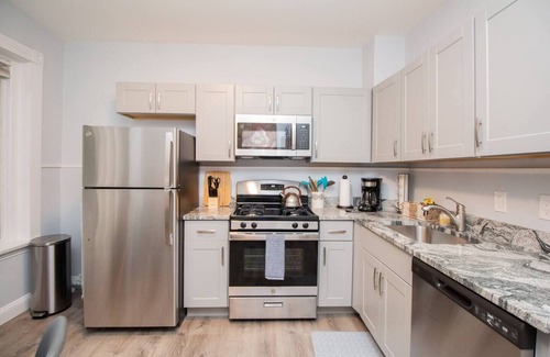Aspinwall Hill Apartment | Renovated 1BR, Washington Sq, Longwood, Green Line