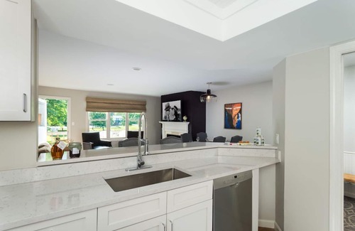 Manchester Apartment | Renovated Townhouse next to a Golf Course and Pool