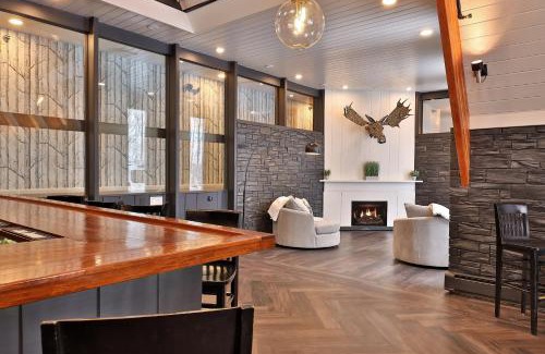 Killington Cabin | Rent An Inn! Takeover the Birch Ridge with your group, Mountain Lodge- 11 Rooms, Bar, Fireplace, 28ppl home