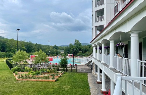 Lincoln Apartment | River Walk Resort at Loon studio, kitchenette, balcony, mount, river view, 5 fl